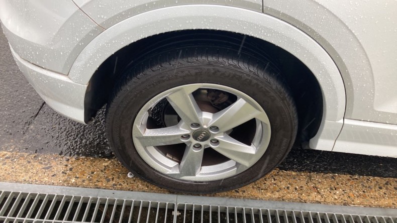 タイヤホイール前