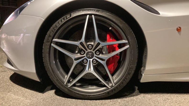 タイヤホイール前