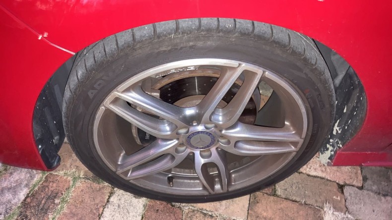 タイヤホイール前