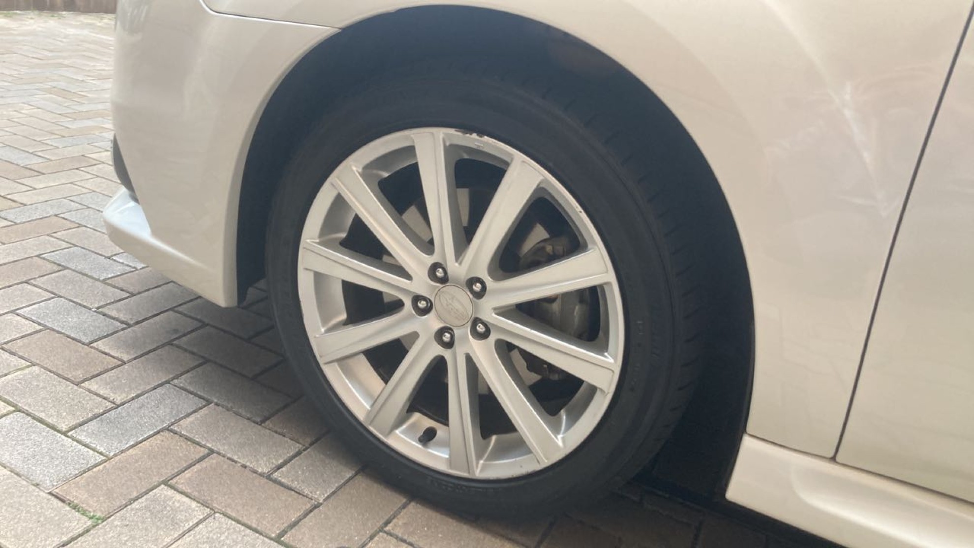 タイヤホイール前
