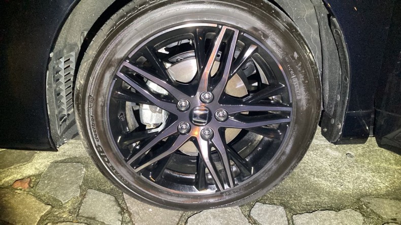 タイヤホイール前