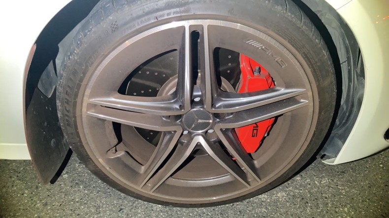 タイヤホイール前