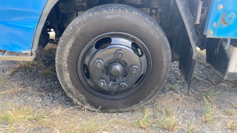 タイヤホイール前