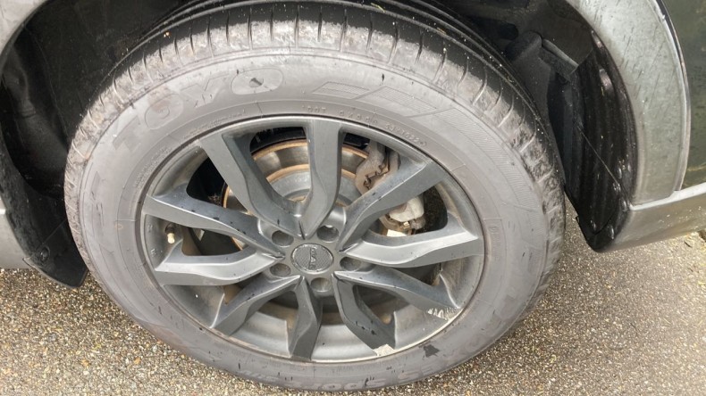 タイヤホイール前