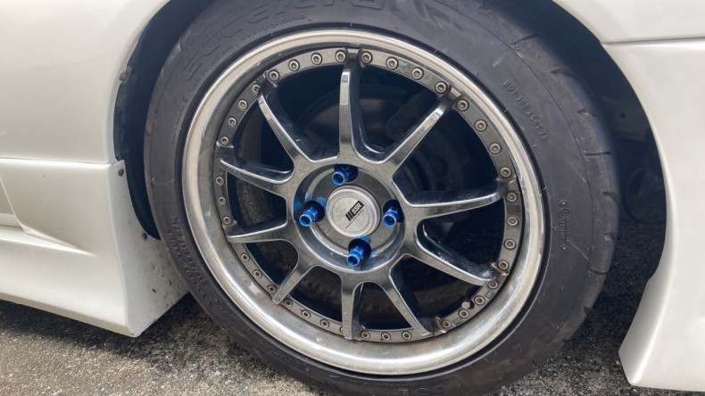 タイヤホイール前