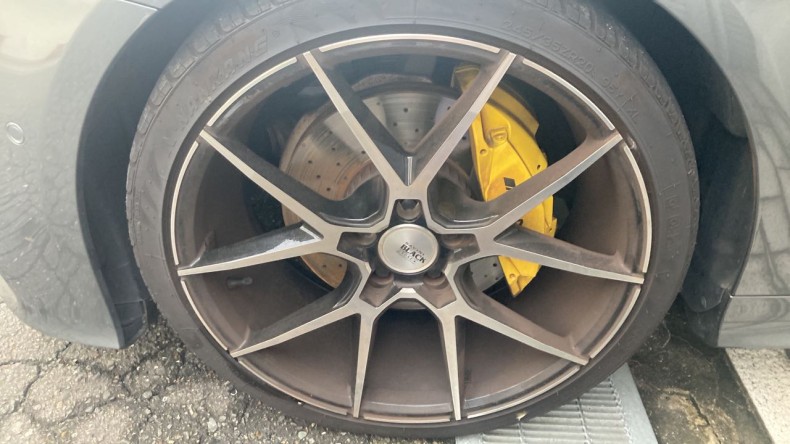 タイヤホイール前