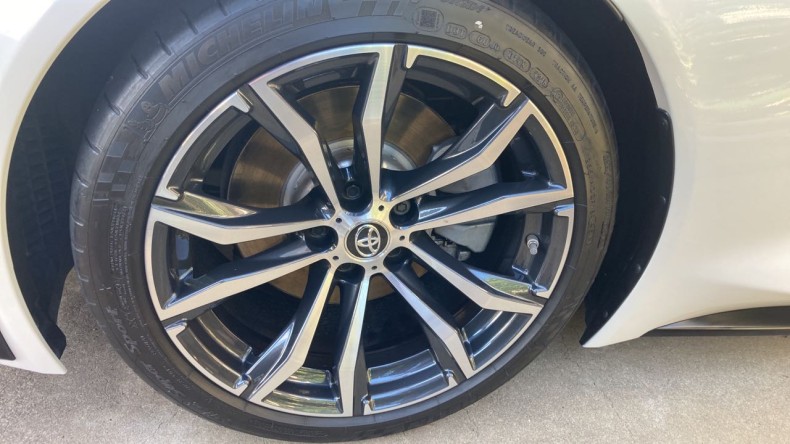 タイヤホイール前