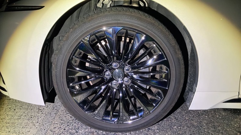 タイヤホイール前