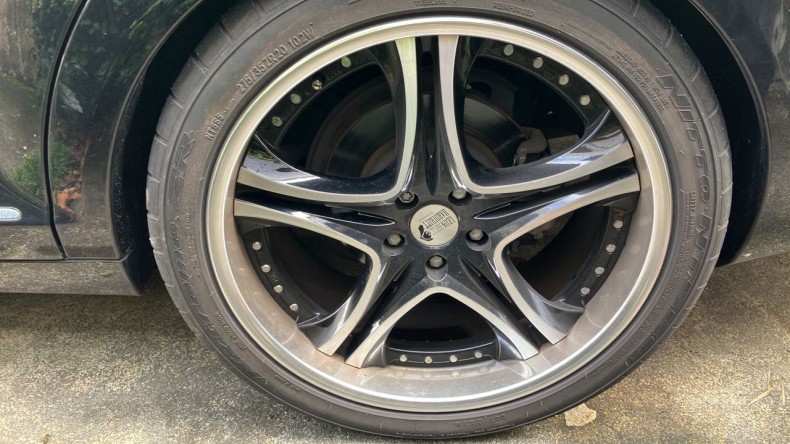 タイヤホイール前