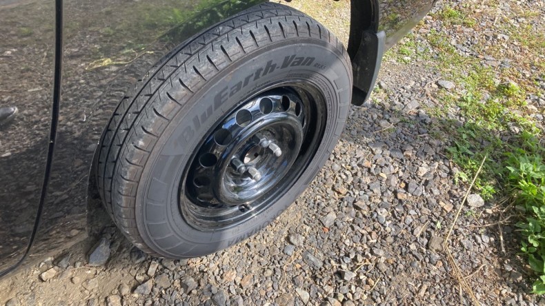 タイヤホイール前