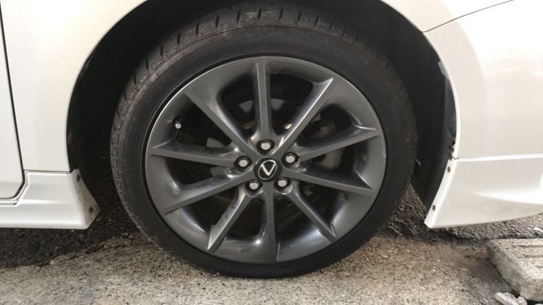 タイヤホイール前