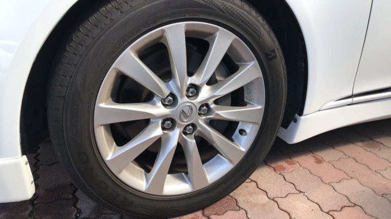 タイヤホイール前