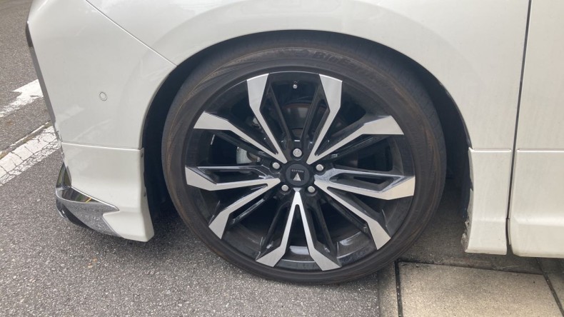 タイヤホイール前