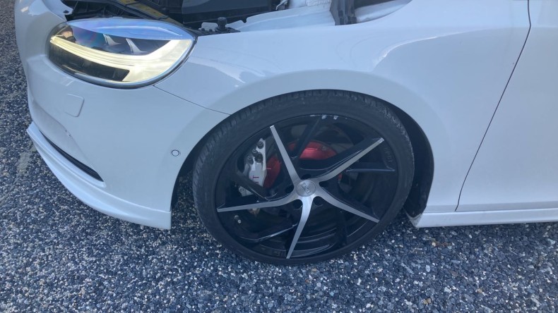 タイヤホイール前