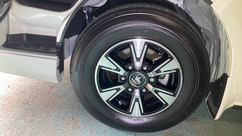 タイヤホイール前