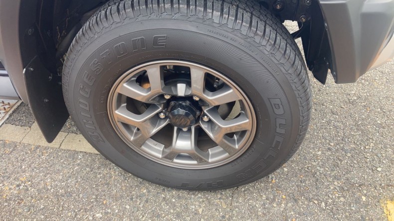 タイヤホイール前