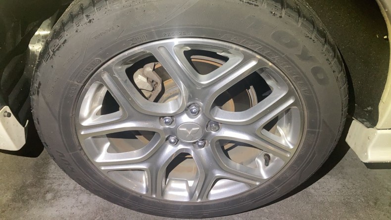 タイヤホイール前