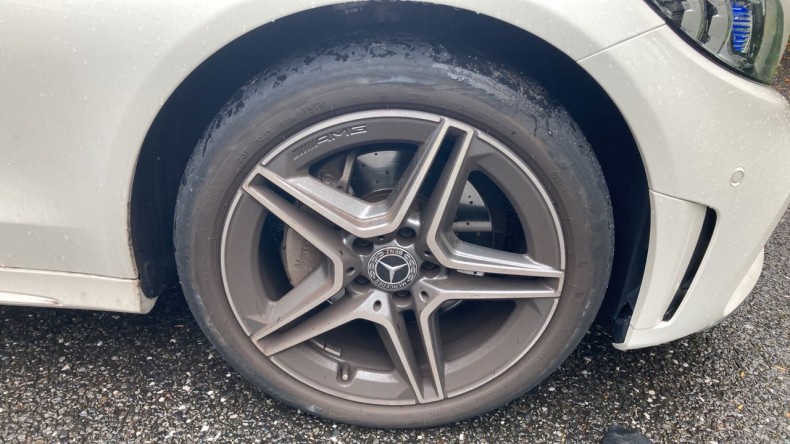 タイヤホイール前