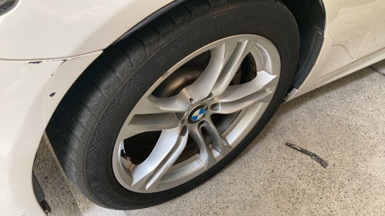 タイヤホイール前