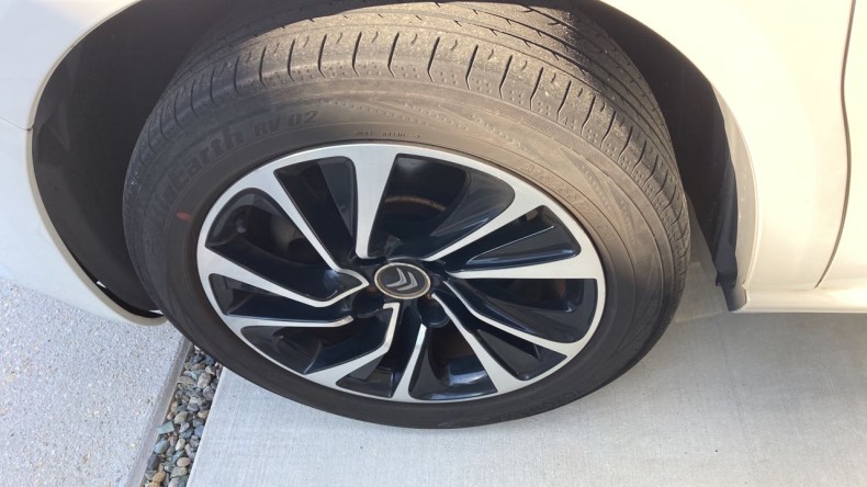 タイヤホイール前