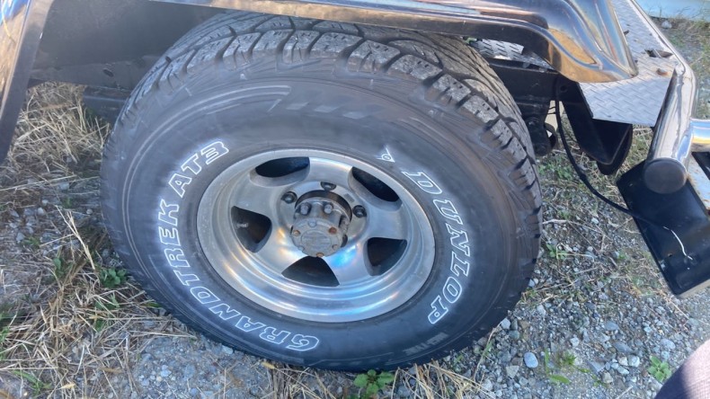 タイヤホイール前