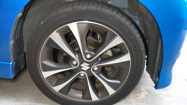 タイヤホイール前