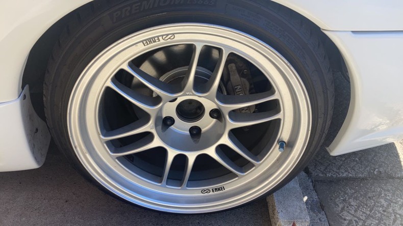 タイヤホイール前