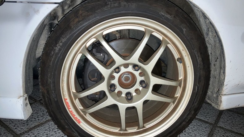 タイヤホイール前