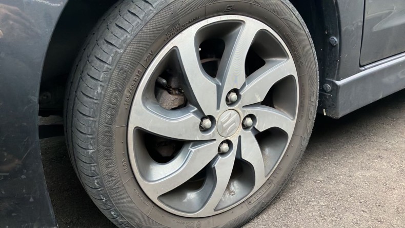 タイヤホイール前