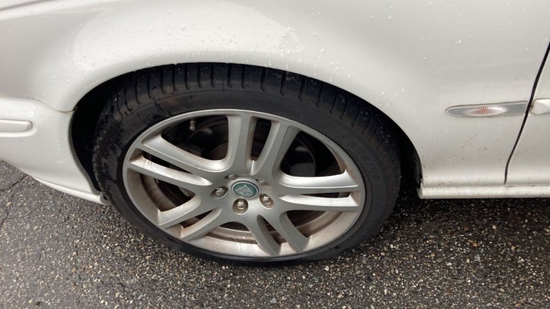 タイヤホイール前