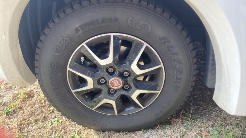 タイヤホイール前