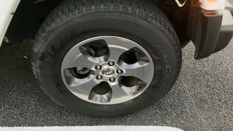 タイヤホイール前