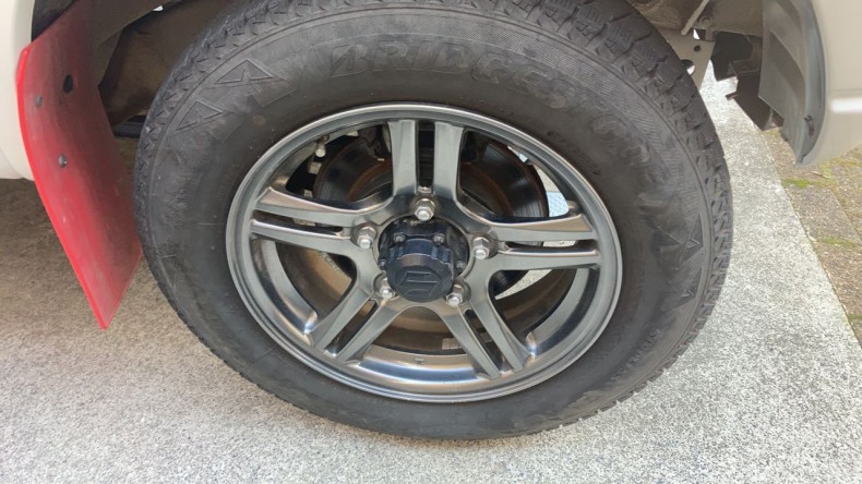 タイヤホイール前