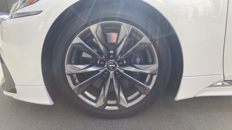 タイヤホイール前