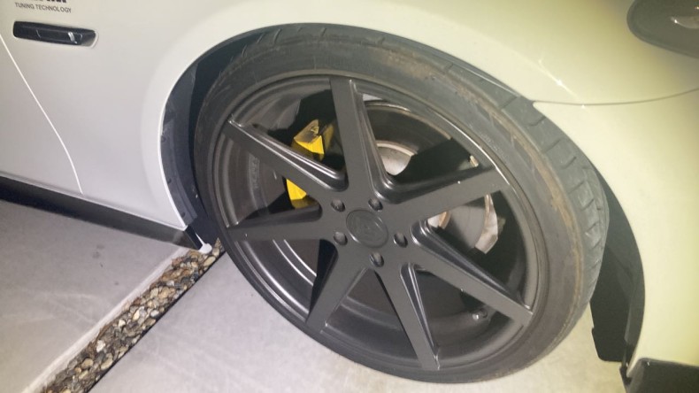 タイヤホイール前