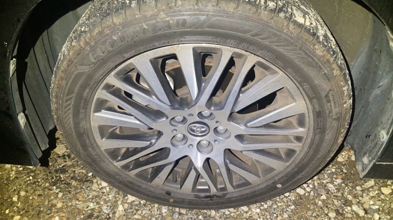 タイヤホイール前