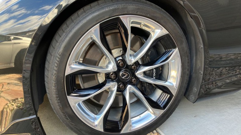 タイヤホイール前