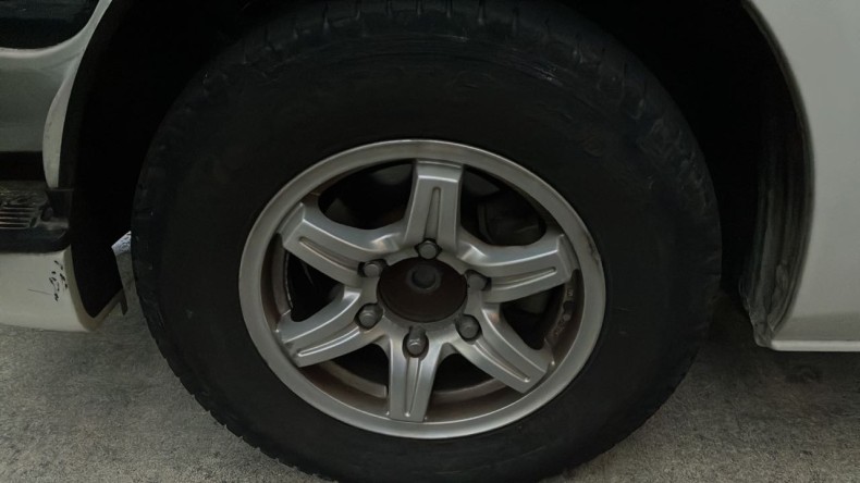 タイヤホイール前