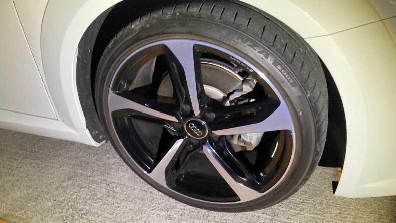 タイヤホイール前