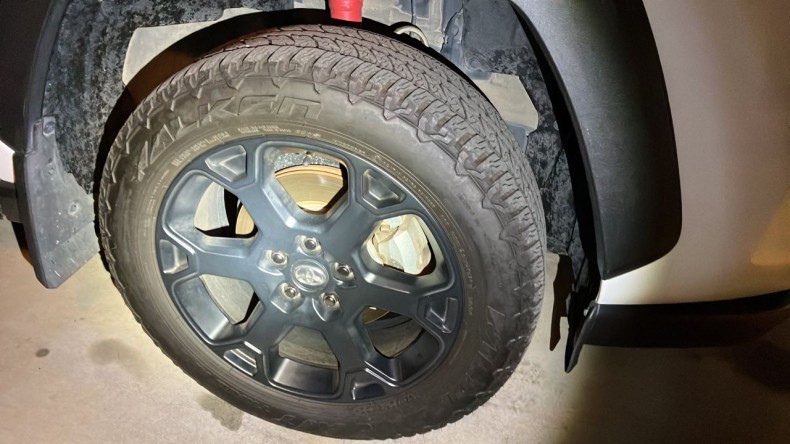 タイヤホイール前