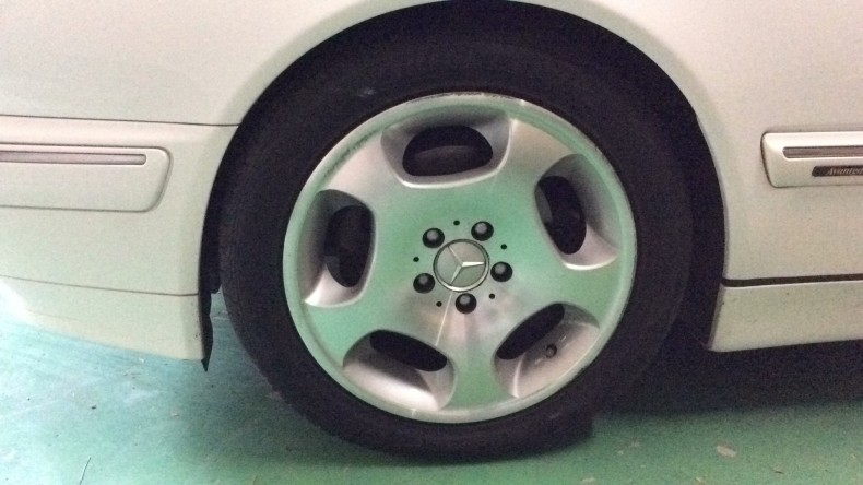 タイヤホイール前