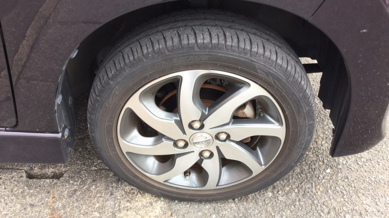 タイヤホイール前