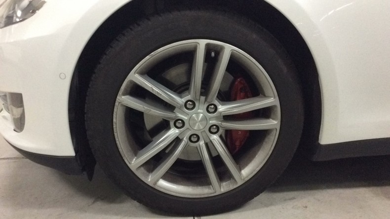 タイヤホイール前