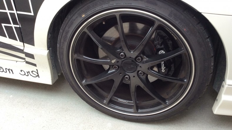 タイヤホイール前