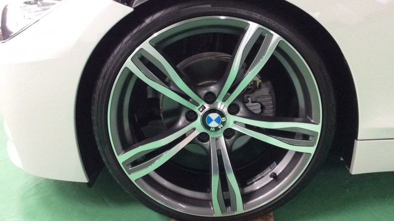 タイヤホイール前