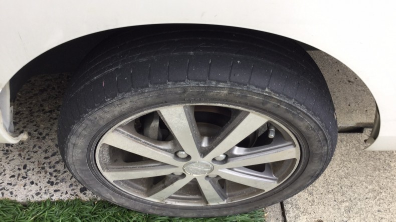 タイヤホイール前