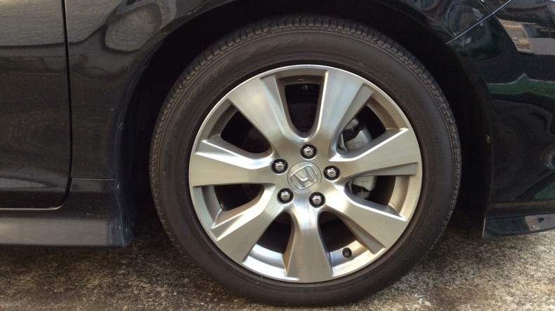 タイヤホイール前