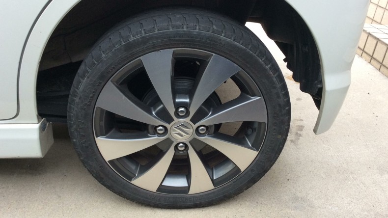 タイヤホイール前