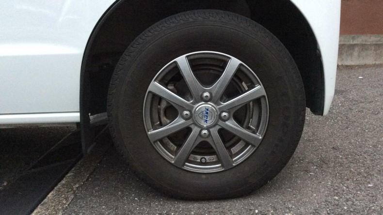 タイヤホイール前