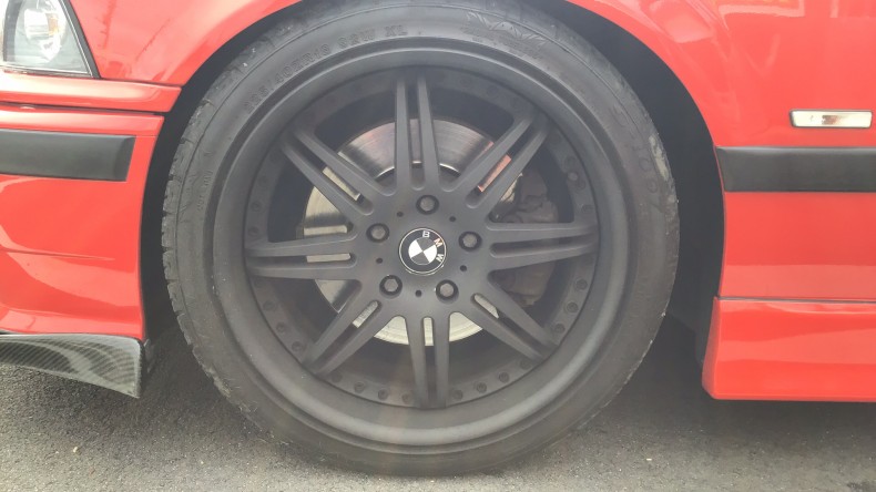 タイヤホイール前